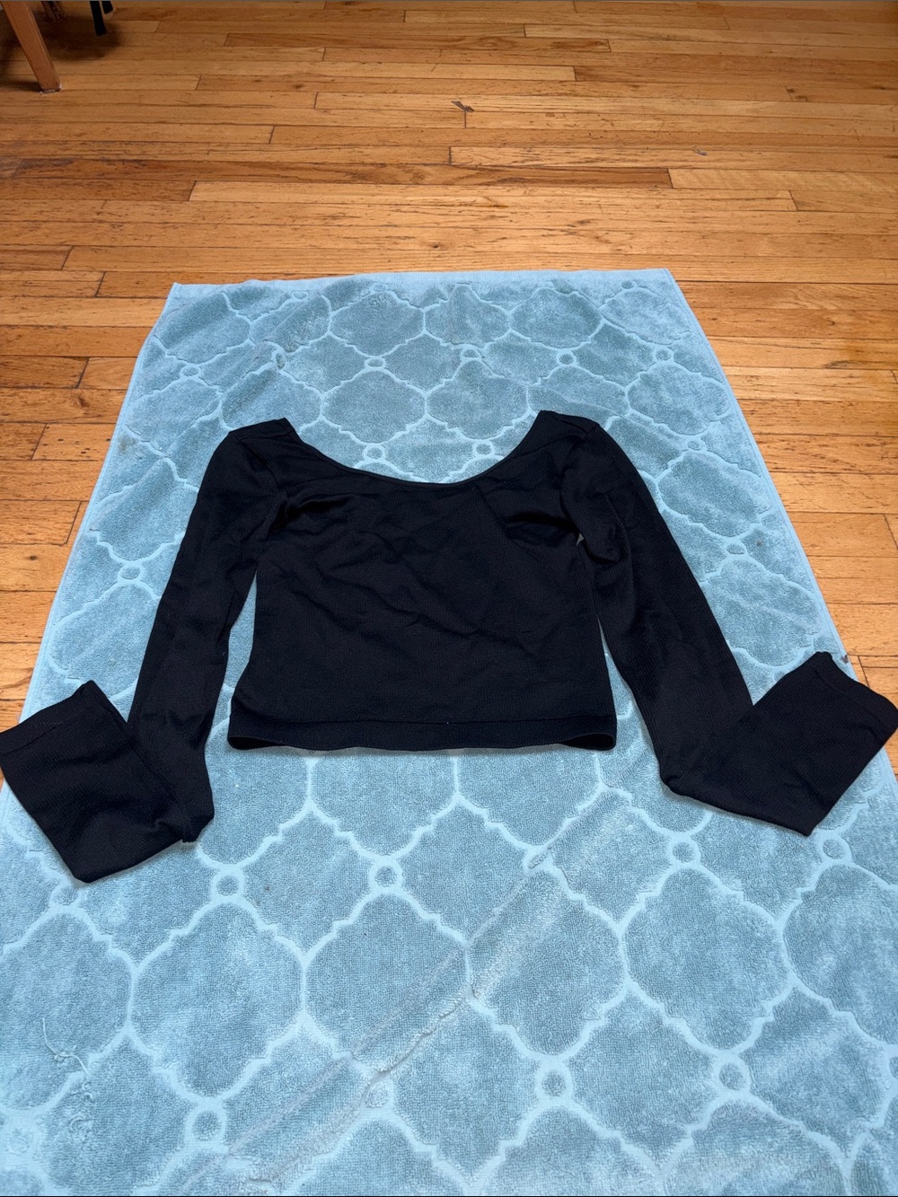 Women’s Black Scoop Neck Long Sleeve Crop Top
